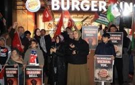 "لا لاقتصاد الإبادة" احتجاجات في تركيا أمام فروع "برغر كينغ"