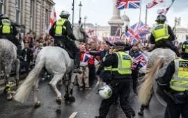 "نحن ندعم حركة فلسطين" احتجاج أمام مركز الشرطة في بريطانيا