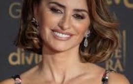 دعت لرفض الحياد.. بينيلوبي كروز تكسر صمت هوليوود وتندد بالجرائم في غزة