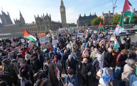 رفضًا لمؤتمر لندن.. مظاهرة حاشدة أمام جامعة كينغز كوليدج لندن