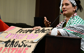 ناشطة تقاضي شرطة “بولدر” لمنعها من كتابة جملة تضامنية