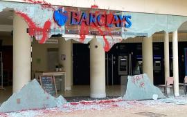 ساهمتا بدعم حرب الإبادة احتجاجات مستمرة ضد "باركليز" و "بالانتير"