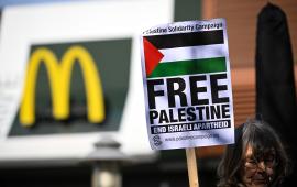 بلاك روك وفانغارد يتربحون من وكلاء علامة ماكدونالدز في العالم ويستثمرون في شركات سلاح أمريكية