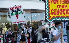 تنديدًا بتواطؤها في الإبادة.. أنصار فلسطين يُلاحقون مسؤولي “شيفرون” في تكساس