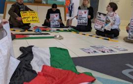 متواطئة مع الاحتلال ... اقتحام شركة "دانا بتروليوم" قي أبردين