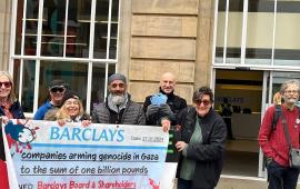يستثمر مع شركات الإبادة  وقفة احتجاجية أمام بنك "باركليز" في بريطانيا