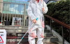 تنديدًا بتواطؤ إيرباص.. متظاهرون يُلطّخون مدخل فندق في أمستردام باللون الأحمر