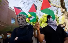 شاركوا بوقفة تضامنية مع فلسطين  أساتذة يقاضون جامعة أمريكية لتسببها باعتقالهم