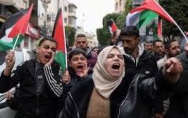 مظاهرات عالمية تتوسع دعماً للأسرى الفلسطينيين... ناشطون يغلقون جسرًا في إيطاليا احتجاجًا على شحنة أسلحة