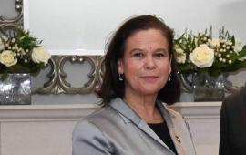 رئيسة حزب أيرلندي ترتدي شارة فلسطين باجتماع وزاري