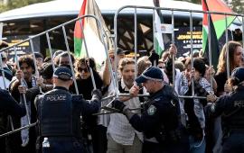 في تواطؤ مفضوح.. اعتقال 20 متظاهرًا تضامنوا مع فلسطين في أستراليا