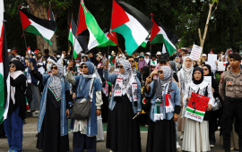 دعمًا لفلسطين.. مظاهرة حاشدة أمام السفارة الأمريكية في جاكرتا