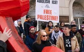 "لا للعدوان الصهيو-أمريكي" احتجاج ضد سيناتور أمريكي صوّت ضد وقف الحروب