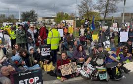 اعتقلتهم الشرطة.. احتجاج أمام قاعدة جوّية بريطانية تُستخدم في قصف إيران