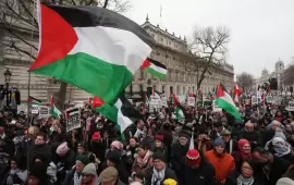 الشرطة البريطانية تعتقل طبيبًا بسبب خطابه المتضامن مع فلسطين