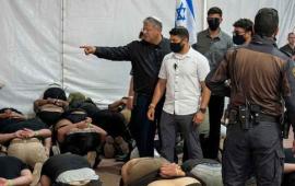تمهيدًا للإفراج عنهم.. سلطات الاحتلال تُرحّل مُختطفي أسطول الصمود إلى مطار رامون