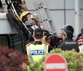 يسلح الاحتلال.. اعتقال ناشطين إثر إغلاقهما مصنع "ليوناردو" بإدنبرة