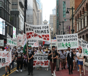 تصنّع ذخائر للاحتلال.. “متظاهرون يطالبون بإخلاء شركة “داي آند زيمرمان