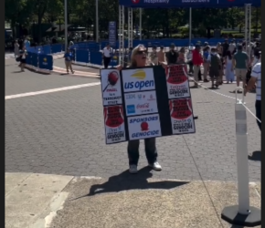 متواطئ في الإبادة احتجاج ضد "الاتحاد الأمريكي لكرة المضرب"