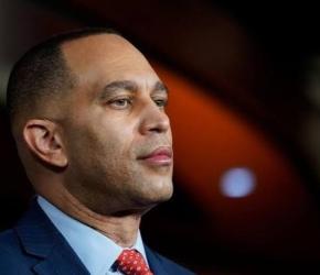 "من الضروري إدخال المساعدات الإنسانية إلى غزة بشكل عاجل" حكيم جيفريز - زعيم الديمقراطيين في الكونغرس الأمريكي