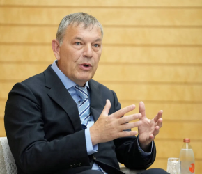 "المزيد من الصحفيين يُقتلون في غزة، وهذا إسكات لآخر الأصوات المتبقين وسط لامبالاة من العالم وصمت صادم"  فيليب لازاريني، المفوض العالم للأونروا