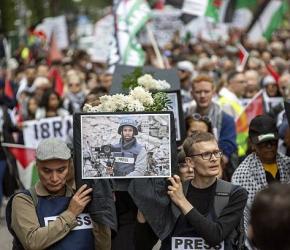 نعوش رمزية.. ستكهولم تتضامن مع الصحفيين الفلسطينيين بغزة