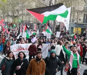 آلاف المحتجين بالسويد وفرنسا طالبوا بوقف الإبادة