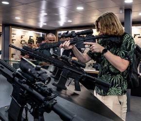 متواطئون بالإبادة.. بولندا توقف وتحقق مع ممثلي شركات أسلحة "إسرائيلية"