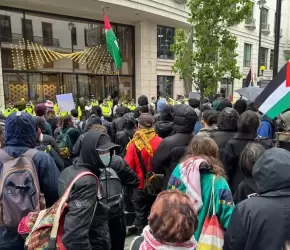 "قاطعوا البضائع الإسرائيلية".. نشطاء في أبردين وبورتليثن يعتصمون أمام فروع "هوم بارجينز"