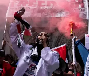 تضامنوا مع "حركة فلسطين".. عشرات النشطاء يمثلون أمام المحكمة البريطانية بدعوى "الإرهاب"