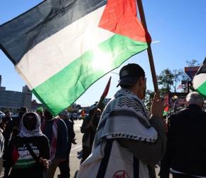 تسلح الاحتلال.. نشطاء يغلقون شركة “ميني سيركيتس” بأمريكا