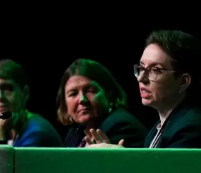 "اعتذروا عن وعد بلفور" .. حزب الخضر البريطاني يصوّت لتصنيف جيش الاحتلال كمنظمة إرهابية