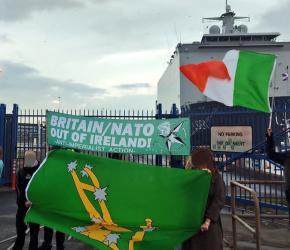 "لا لتسليح إسرائيل".. احتجاج في دبلن رفضًا لرسو سفينة حربية هولندية تابعة للناتو