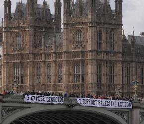 "أدعم حركة فلسطين".. لافتات تضامنية على جسر وستمنستر في لندن