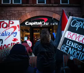 يستثمر بالإبادة.. احتجاج أمام بنك "كابيتال وان" ببوسطن تنديدًا بتمويله لشركة " إلبيت"