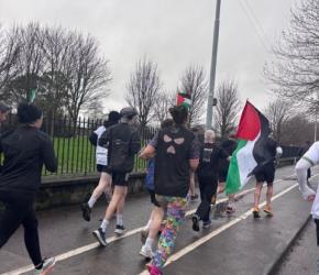 عداؤون يشاركون في سباق 10 كيلومترات من أجل فلسطين في أيرلندا