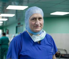 المستشفيات في القطاع عادت 100 عام إلى الوراء، والناس في غزة تموت جوعًا .. غرايم غروم، جراح بريطاني- تطوع في غزة خلال الإبادة