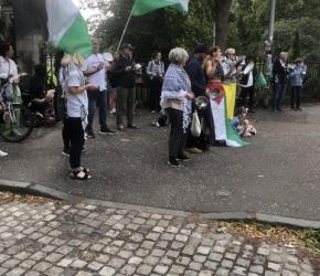 بقرع الأواني الفارغة .زمتظاهرون في غلاسكو يجددون التضامن مع غزة ورفضًا للإبادة