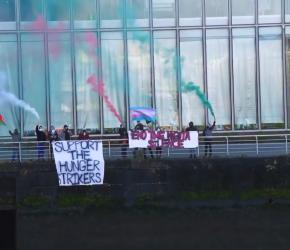 "تضامنًا مع مضربي "فلتون24" ..رفع لافتة احتجاجية أمام "BBC" في غلاسكو