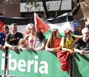 اعتقال ناشطين رفعوا العلم الفلسطيني قبل سباق "فويلتا" بإسبانيا