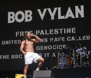 وقف رعاية بودكاست استضاف صاحب هتاف “الموت للجيش الإسرائيلي