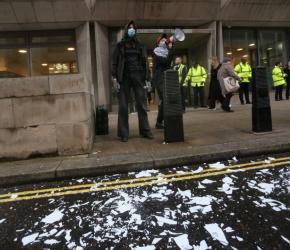 في بريطانيا ..تحطيم47 طبقًا أمام وزارة العدل تضامنًا مع المضربين عن الطعام