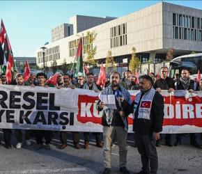 تنديدًا باستمرار العدوان  وقفة احتجاجية أمام السفارة الأمريكية في أنقرة تضامنًا مع غزة