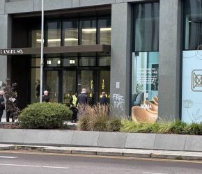 يستثمر في "إلبيت"! نشطاء يستهدفون بنك "نيويورك ميلون" في مانشستر