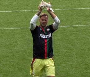 حارس مرمى سيلتك يرتدي قميص فلسطين بعد الفوز على مانشستر يونايتد