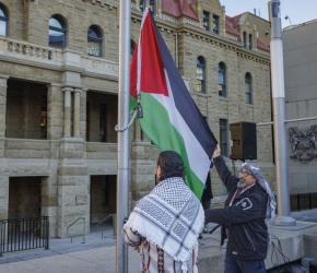 رفع العلم الفلسطيني على مبنى بلدية كالجاري في كندا