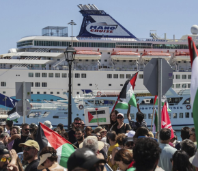 مظاهرة يونانية تجبر سفينة تقل سياحًا إسرائيليين على تغيير مسارها