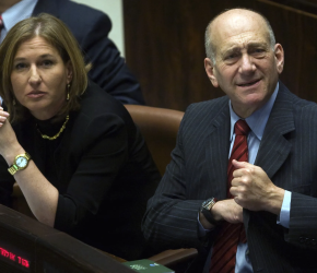 ارتكبا جرائم حرب.. تقديم شكوى في كندا بحق أولمرت وليفني قبيل زيارتهما لتورونتو