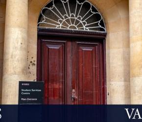 تنديدًا بمشاركة شركات متواطئة  تعطيل معرض وظائف هندسية بجامعة كامبريدج