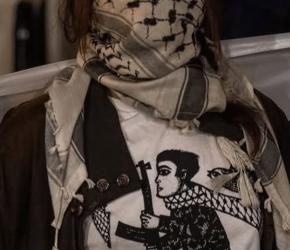 دعمًا لـ "فلتون 24” وقفة تضامنية أمام السفارة البريطانية  في اليونان